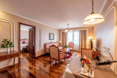 Luxury Suite King, vue ville ou vue rivière — Hotel Grand Saigon