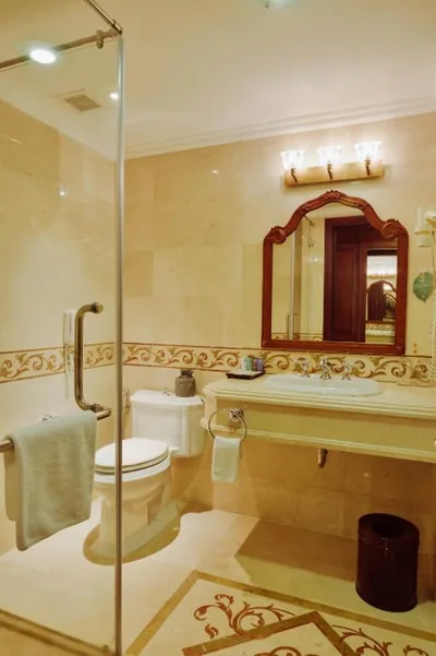 Senior Deluxe King, vue ville ou vue rivière — Hotel Grand Saigon